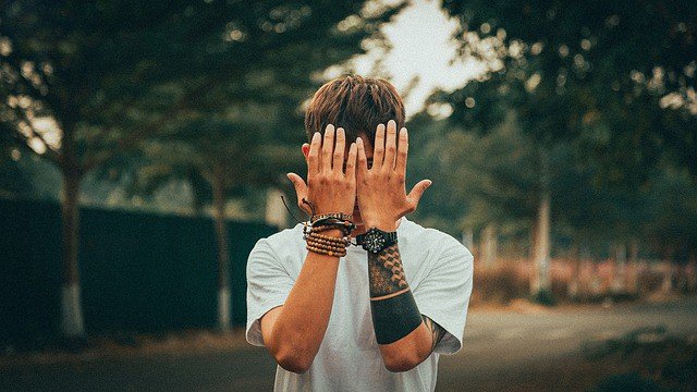 5 Signs He's Just Shy Or Disinterested