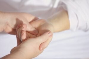 Read more about the article 8 Natural Ways To Soften Your Hands