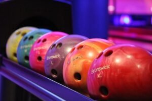 Read more about the article Is Bowling an Appropriate First Date Activity?