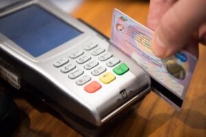 Read more about the article Is it possible for a parent to co-sign on a credit card?