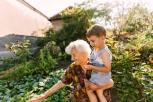 Read more about the article How to Encourage Children to Interact with the Elderly