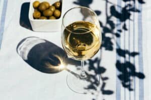 Read more about the article How to Enjoy and Appreciate White Wine