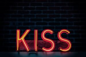 Read more about the article HOW TO KISS: Hints for a Memorable First Kiss